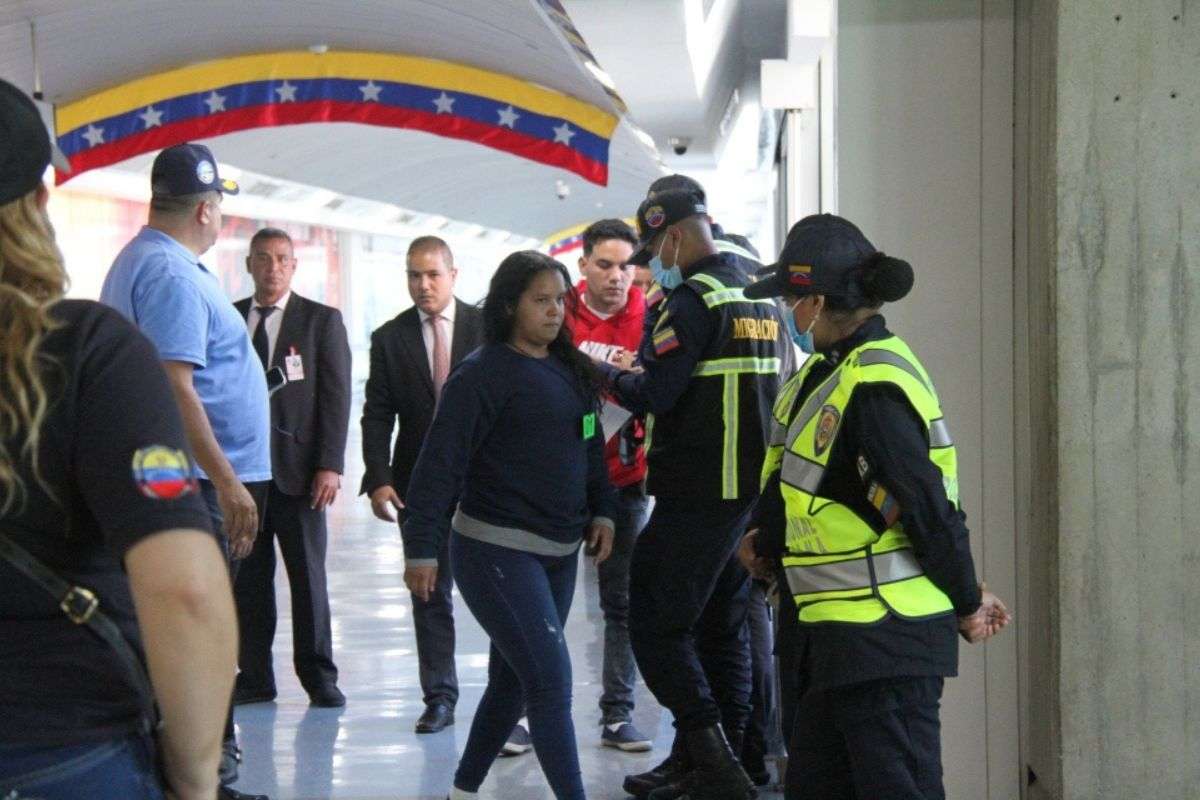Asesor de Donald Trump presiona a Nicolás Maduro por deportaciones