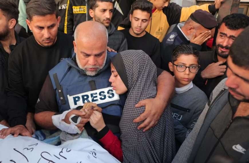 Los periodistas reunidos en el Hospital de los Mártires Al-Aqsa de Gaza han expresado su profunda indignación y confusión ante la reciente decisión de la Autoridad Palestina de cerrar la oficina de Al Jazeera en Cisjordania ocupada.