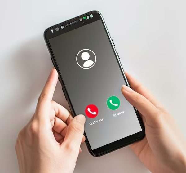 Los ciberdelincuentes emplean técnicas avanzadas de suplantación de identidad para engañar a las víctimas, imitando comunicaciones legítimas y aprovechando herramientas de inteligencia artificial para hacer sus fraudes más convincentes