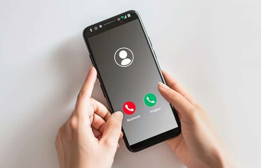 Los ciberdelincuentes emplean técnicas avanzadas de suplantación de identidad para engañar a las víctimas, imitando comunicaciones legítimas y aprovechando herramientas de inteligencia artificial para hacer sus fraudes más convincentes