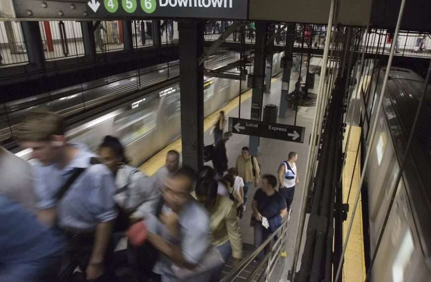 Las autoridades buscan a los responsables de operar un convoy del sistema de transporte subterráneo sin autorización, tras acceder a un depósito y ponerlo en movimiento en vías activas