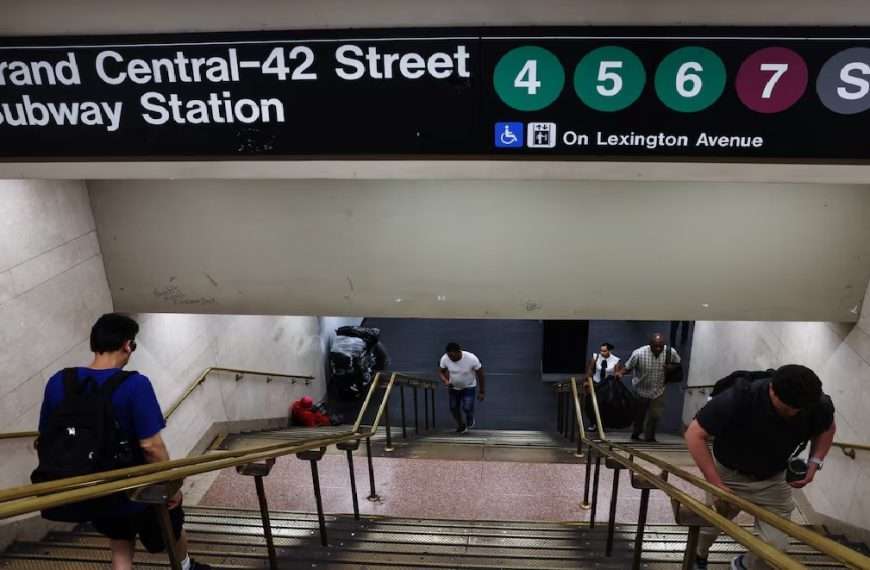 La policía intensifica operativos para dar con los responsables de dos crímenes ocurridos en Manhattan, mientras la inseguridad crece entre los pasajeros del transporte público