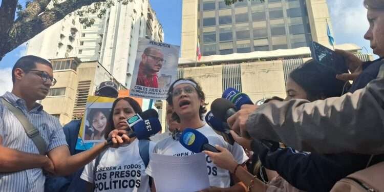 Familiares de presos políticos se concentran al frente del Ministerio Público y denuncian: "solo reciben una comida al día"