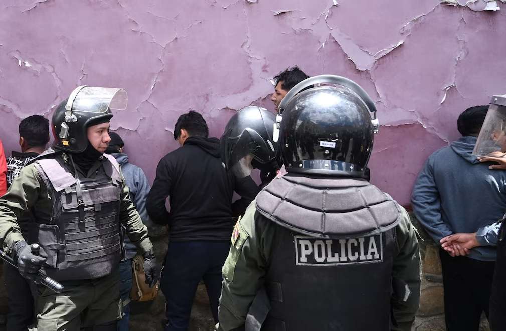 Mantiene este martes cerrados y bajo fuerte custodia todos los ingresos hacia la plaza Murillo, el centro del poder político donde están las sedes del Gobierno y el Legislativo