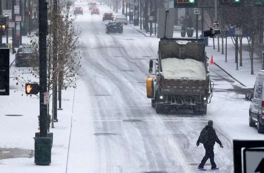 Un recorrido por imágenes de una tormenta histórica que cubrió de blanco desde Missouri hasta Washington D.C., dejando sin electricidad a 300.000 personas y colapsando el transporte aéreo