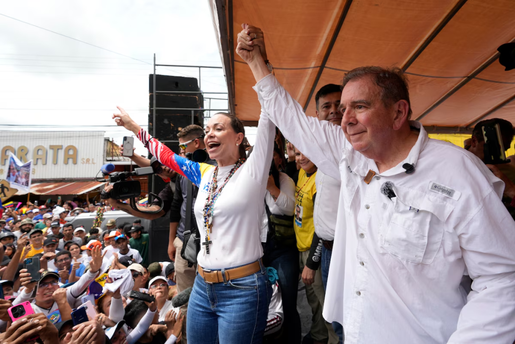 María Corina Machado junto a Edmundo González Urrutia en un mitin de campaña en Barinas, Venezuela (AP Foto/Ariana Cubillos/Archivo)