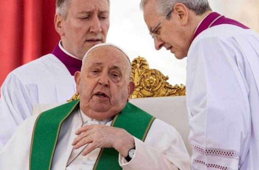 Papa Francisco: Mejora, pero su estado sigue siendo crítico