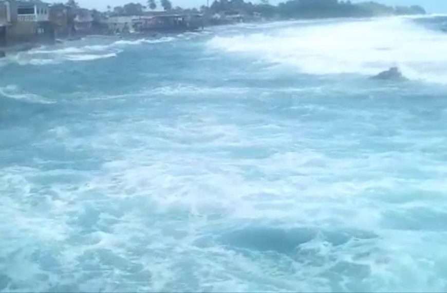Restringen acceso a playas en Puerto Cabello por fuerte oleaje este #14Feb