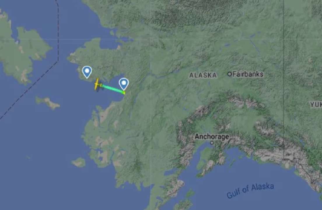 La aeronave, un Cessna Caravan, despegó de la localidad de Unalakleet y perdió contacto menos de una hora después, cuando se encontraba a unos 19 kilómetros de la costa