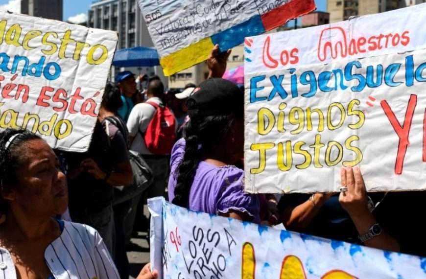 Denuncian suspensión masiva de sueldos a maestros en siete estados