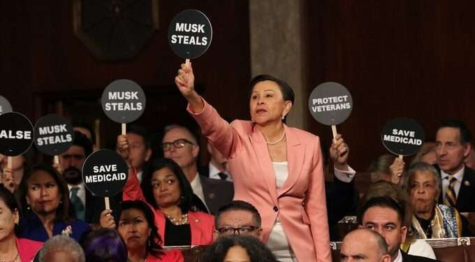 Demócratas protestasn en Congreso ante discurso de Trump "Musk roba"