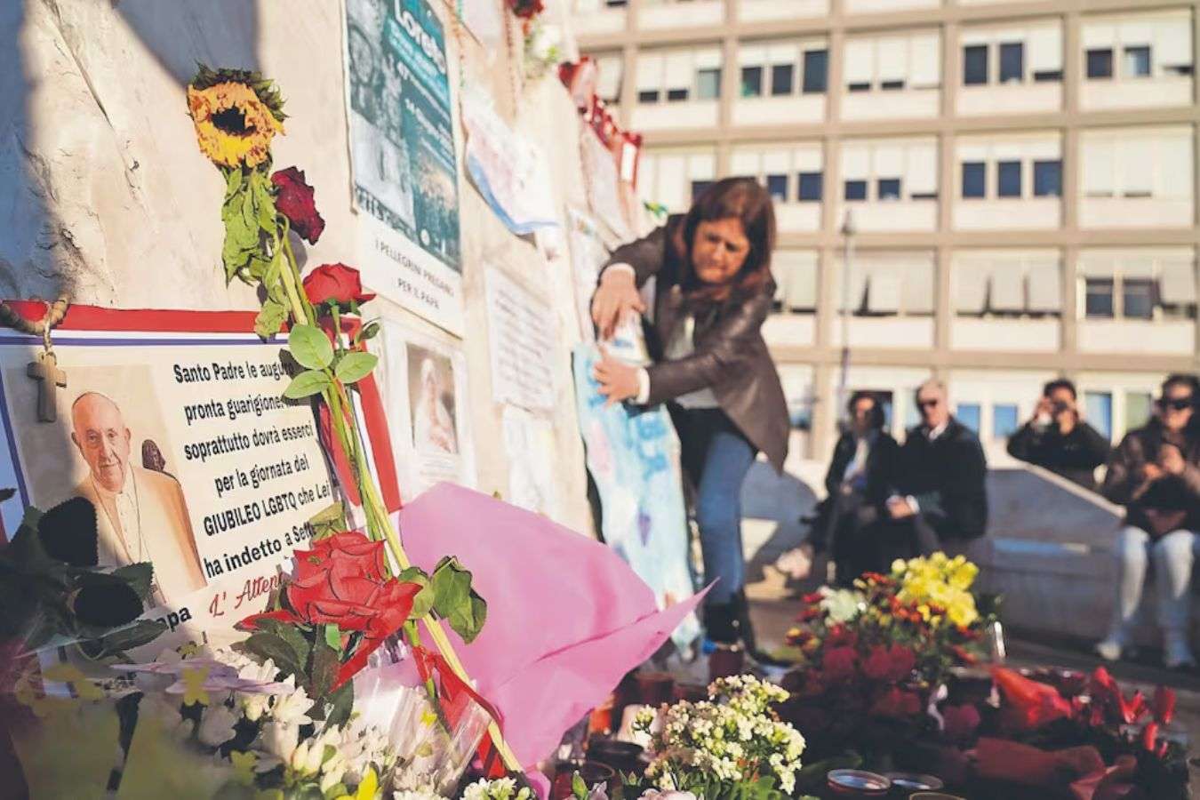 El papa Francisco se reúne con líderes vaticanos desde el hospital