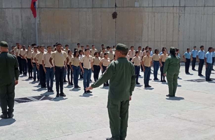 En Los Teques padres y representantes del Liceo Roque Pinto denuncian proselitismo político en actividad escolar