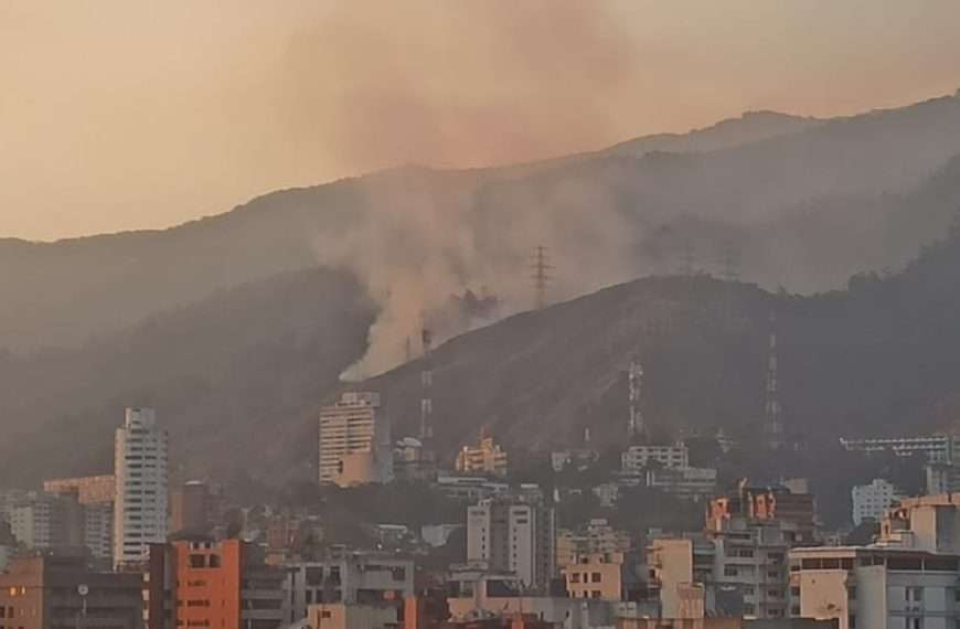 Reportan fuerte incendio forestal en el parque Nacional El Ávila a la altura de Maripérez (+Video)