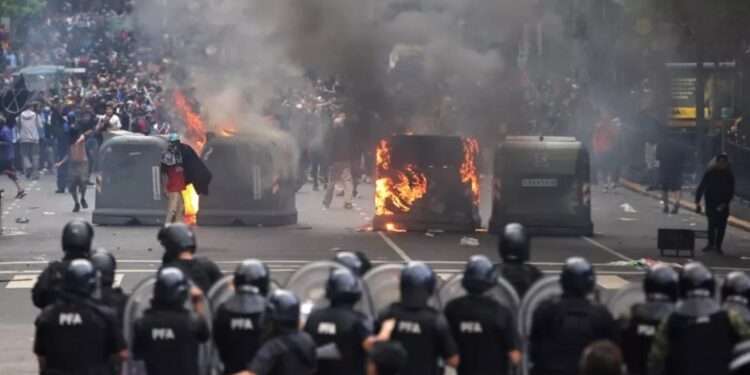 policia-protesta-argentina-750x375