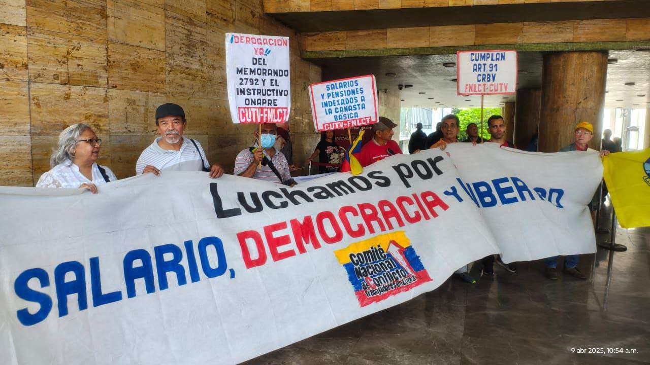 Trabajadores protestan frente al ministerio del Trabajo