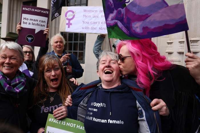La Corte Suprema británica dictaminó que la definición legal de una mujer se basa en el sexo biológico.. Imagen: EFE