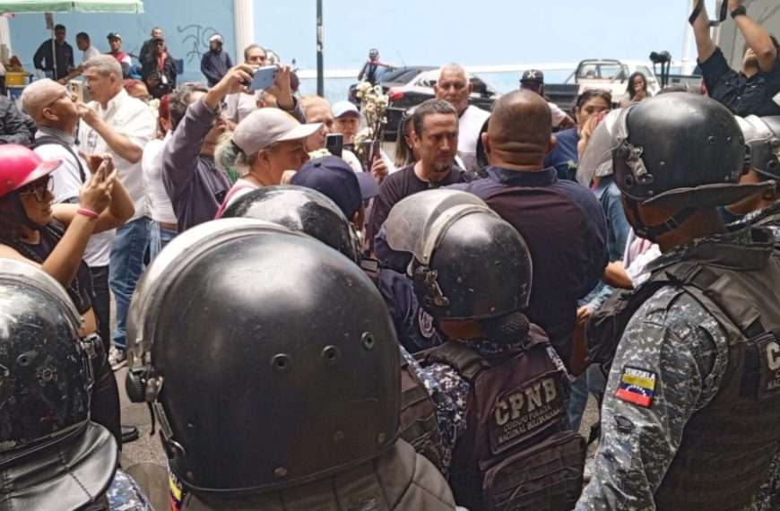 Agentes de seguridad detienen marcha de Madres en Defensa de la Verdad que se dirigía a Miraflores
