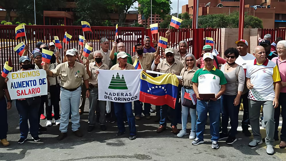 Trabajadores reclamando por salarios dignos y reivindicaciones laborales