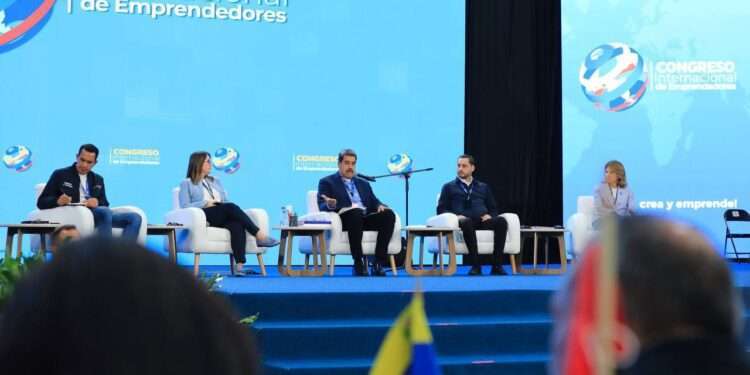 Nicolas-Maduro-y-a-Sergio-Lotortaro-como-nuevo-Ministro-para-la-Juventud-750x375