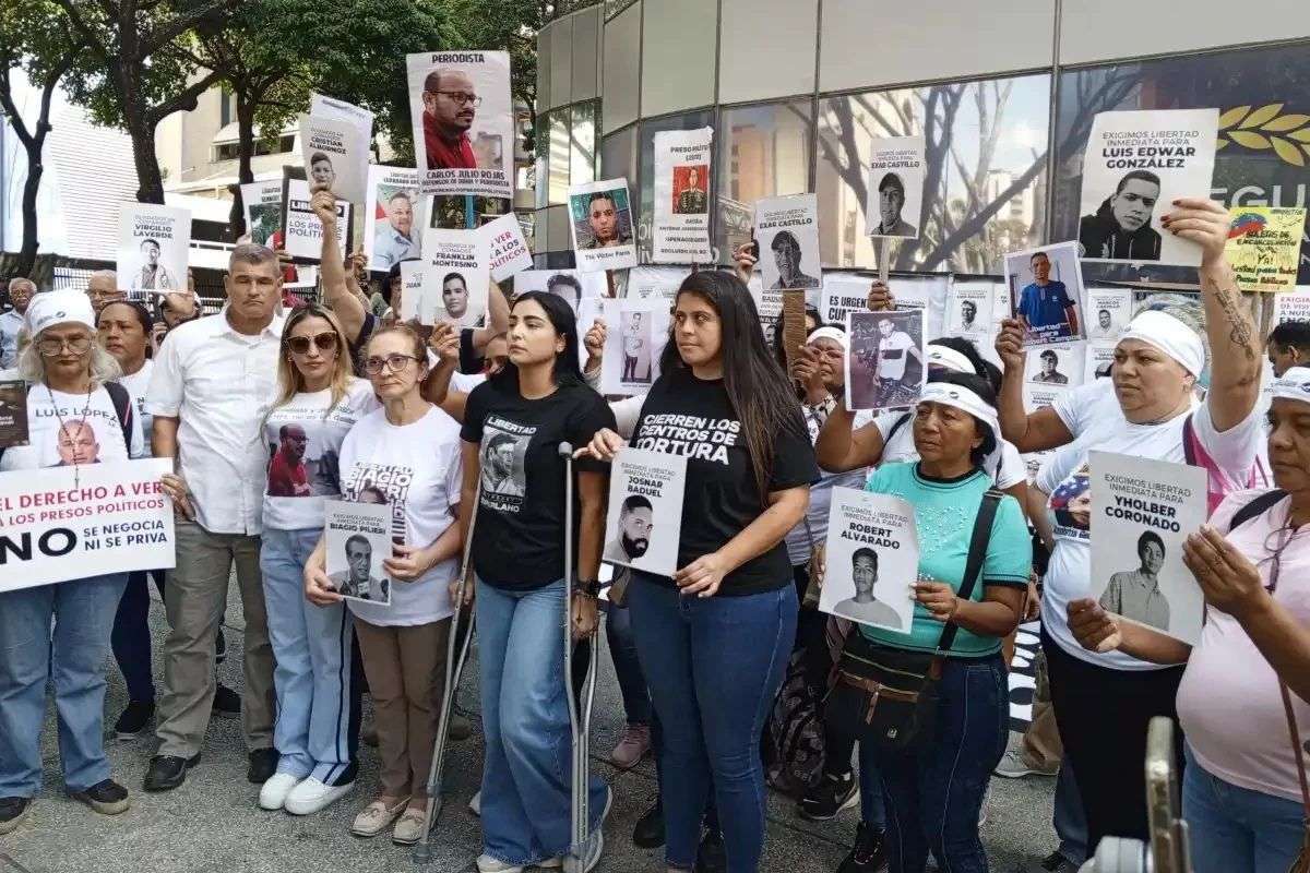 Familias exigen libertad de presos políticos ante embajadas
