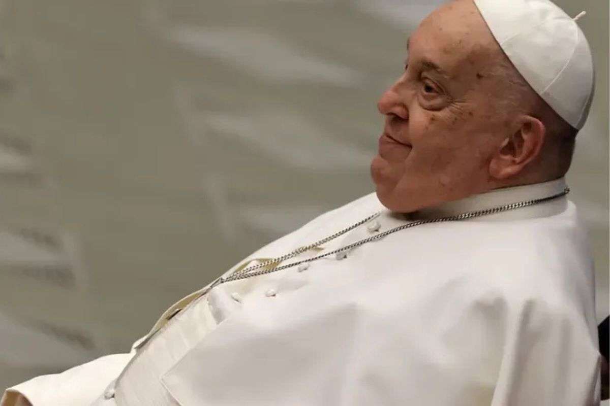 El Vaticano informa que la salud del Papa Francisco mejora
