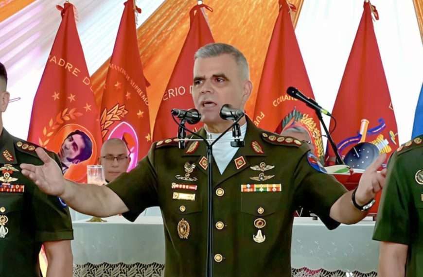 Sebastiana Barráez | La plegaria del ministro de Defensa venezolano: que los militares crean en Dios para no sentirse “más poderosos que otros”