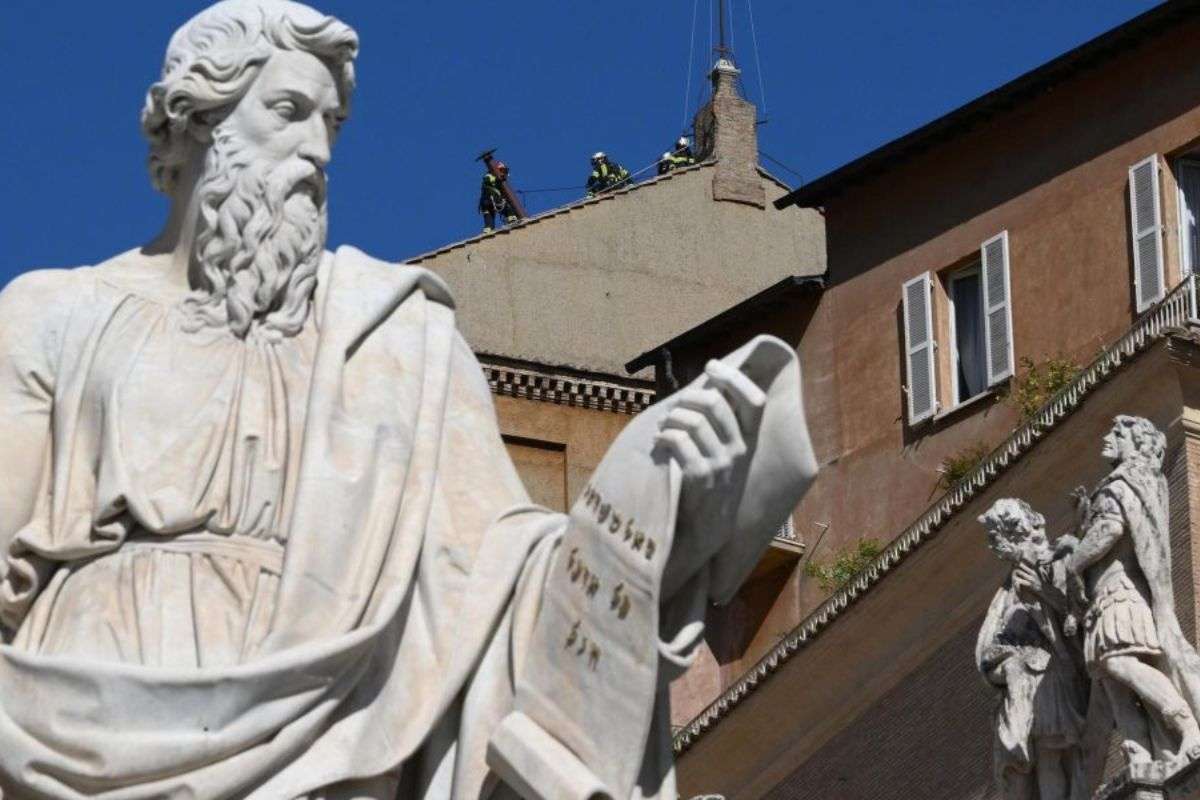 Chimenea en Capilla Sixtina anuncia el inició del Cónclave Vaticano
