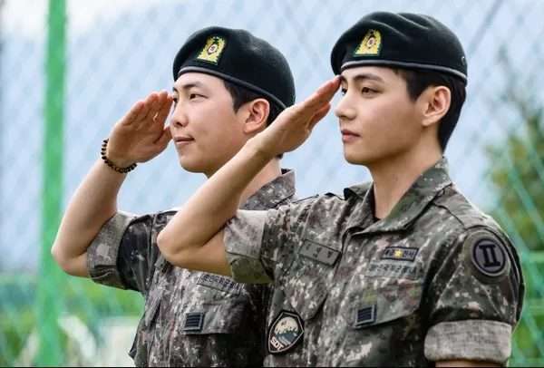 “De vuelta al escenario: La emotiva salida del servicio militar de BTS y su regreso triunfal a Big Hit”