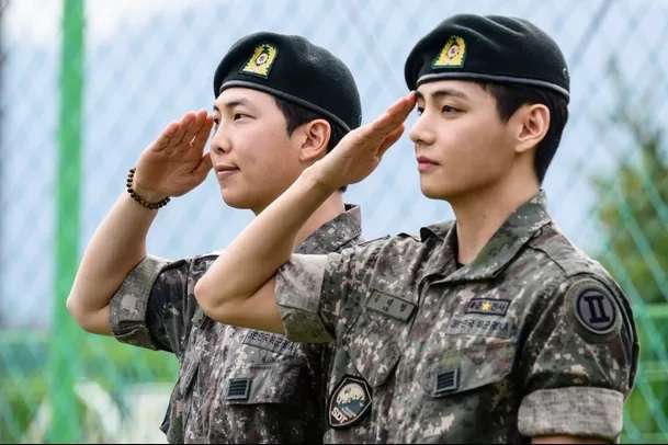 “De vuelta al escenario: La emotiva salida del servicio militar de BTS y su regreso triunfal a Big Hit”