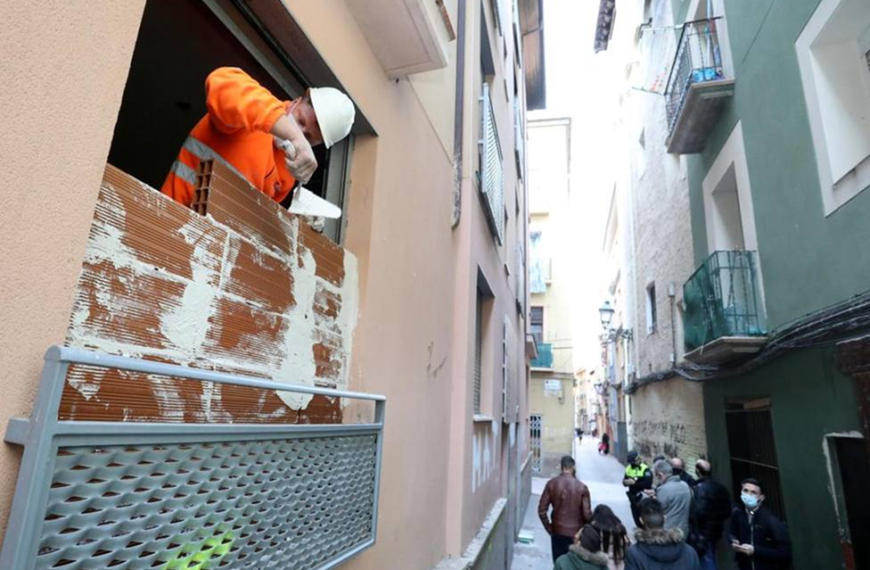Españoles tapiando sus casas - okupas