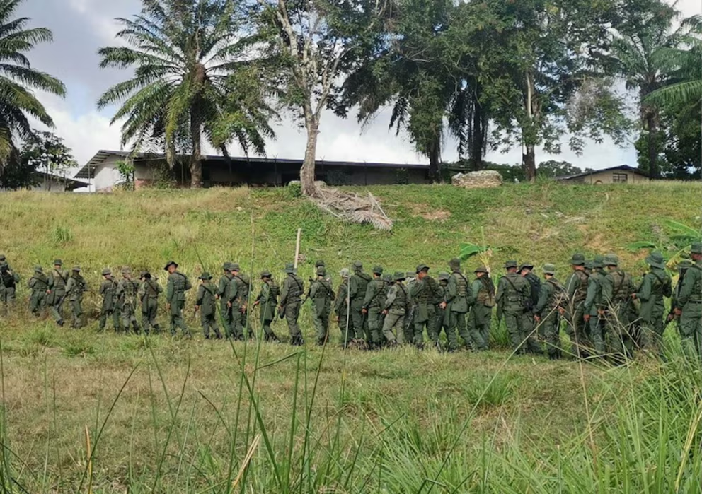 Militares venezolanos durante unas pruebas de entrenamiento a campo abierto