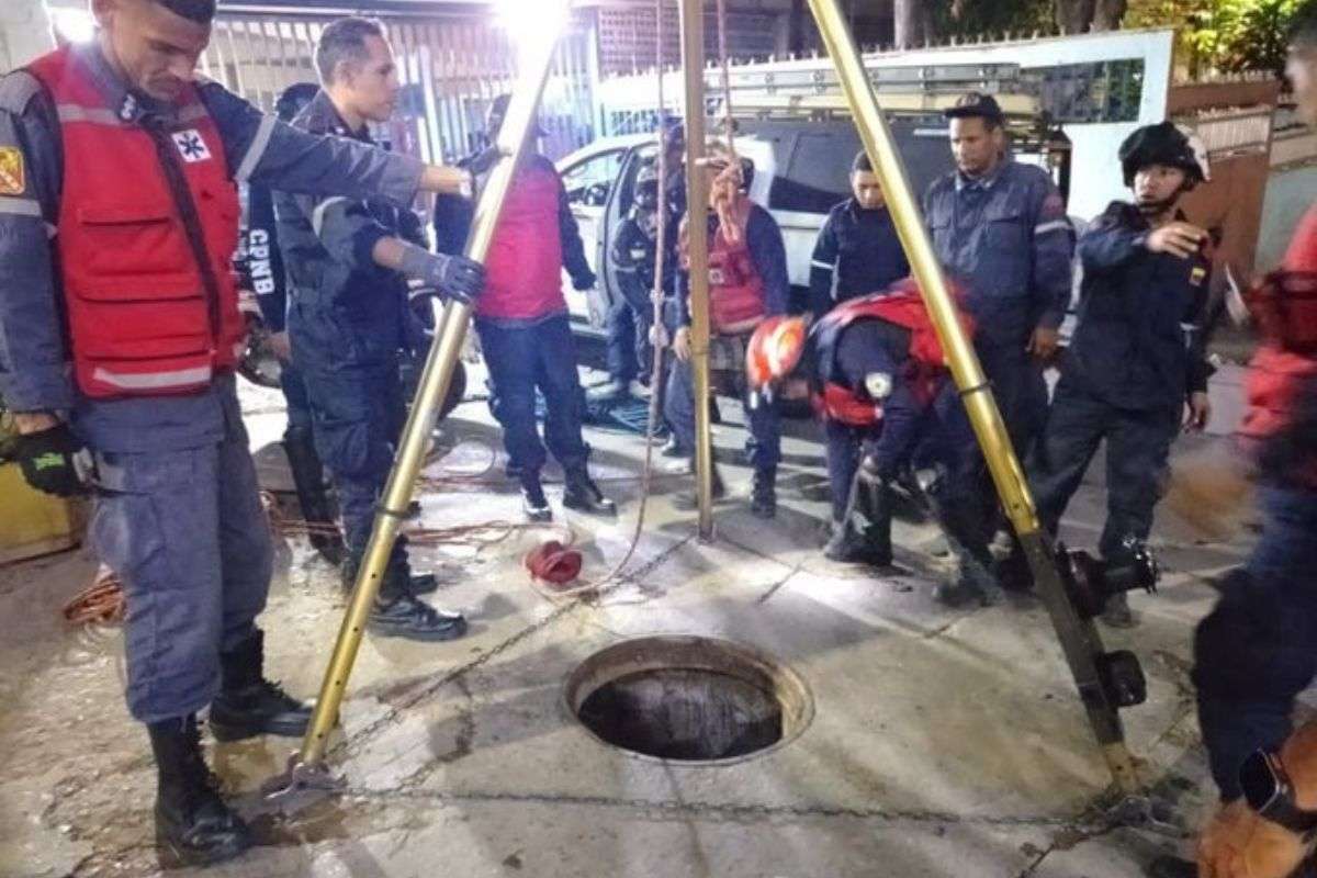 Tragedia en Caracas | Anciano muere al caer en alcantarilla sin tapa