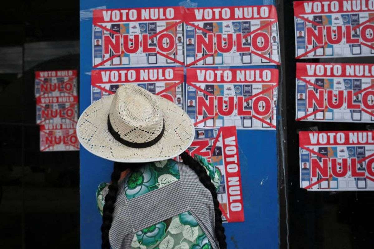 Bolivia vota en comicios electorales marcados por la polémica electoral