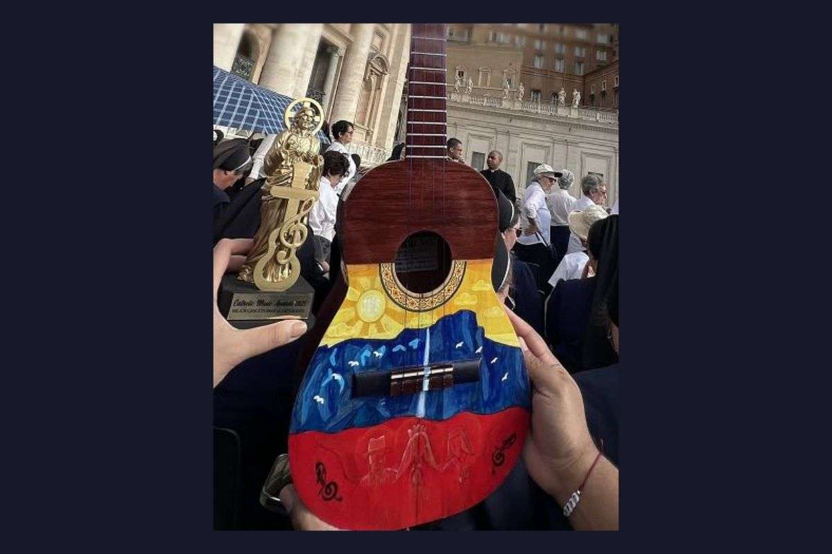 Zulia regala un cuatro al papa León XIV en la plaza de San Pedro