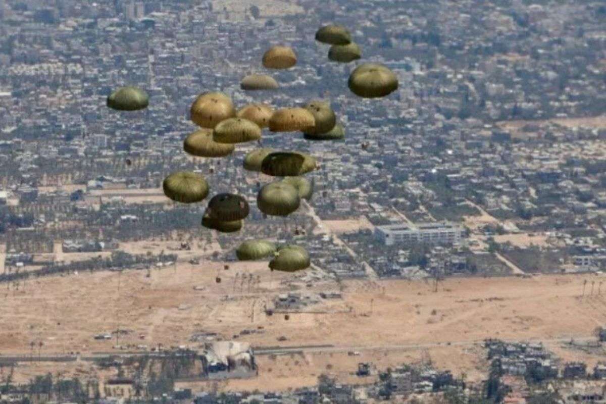 Lanzan 136 cajas de comida desde el aire a Gaza este domingo