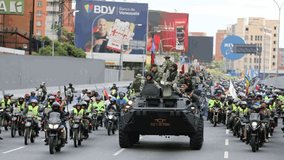 La Fuerza Armada con el Alto Mando Militar recorre una autopista de Caracas para dar demostración de fuerza cívico militar