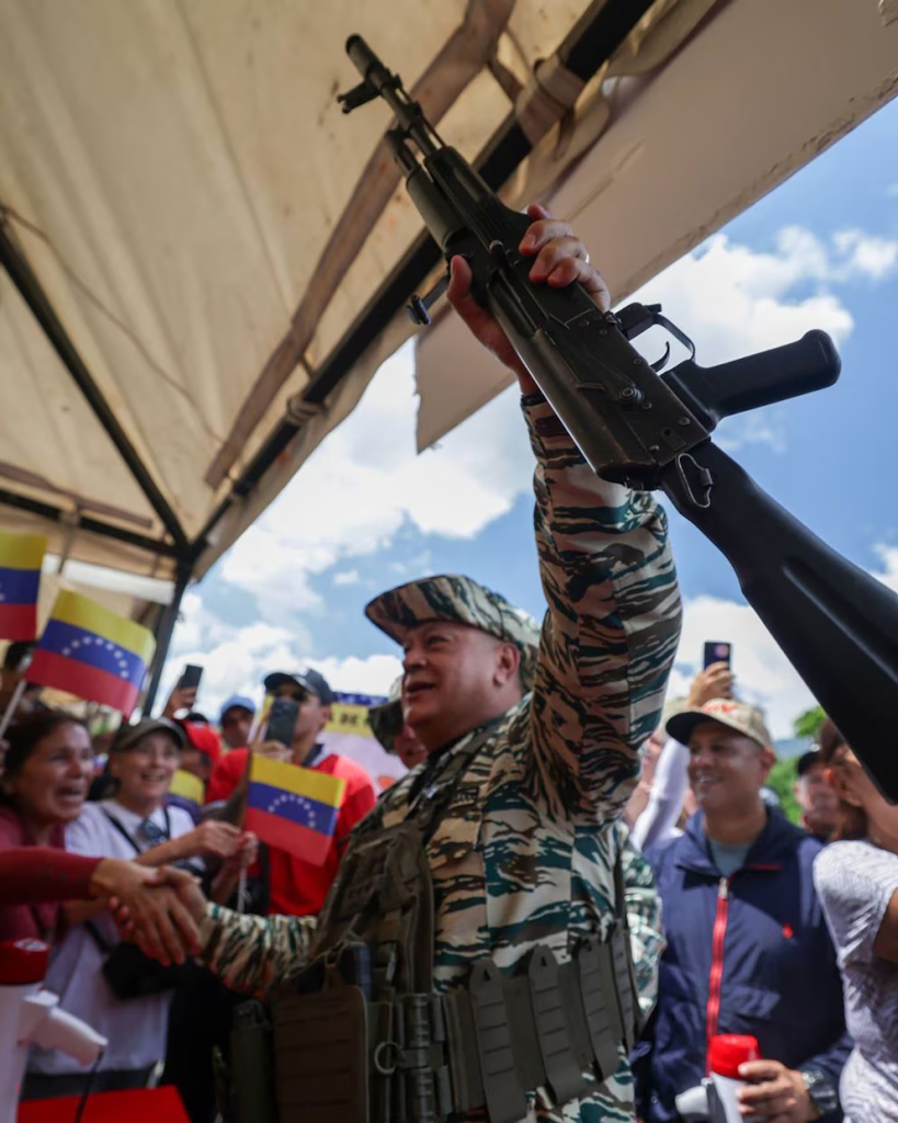 Diosdado Cabello durante un evento enseña un arma de guerra