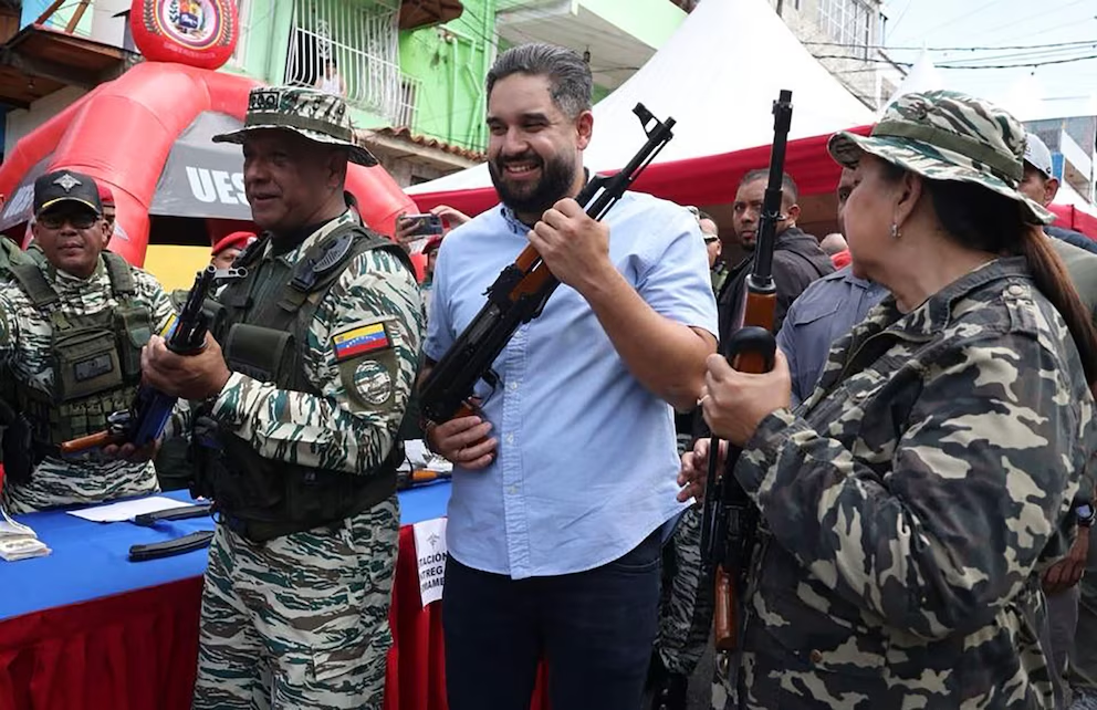 El hijo de Nicolás Maduro, al centro, durante la entrega de armas a civiles, junto al jefe de la DGCIM y la almirante Carmen Meléndez