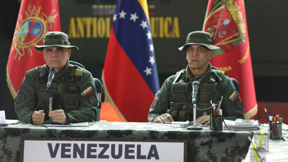 El ministro de la Defensa, Vladimir Padrino López; junto al comandante Estratégico, Domingo Hernández Lárez, en una de las actividades recientes sobre anuncios ante lo que ocurre con las operaciones de EEUU en el Caribe