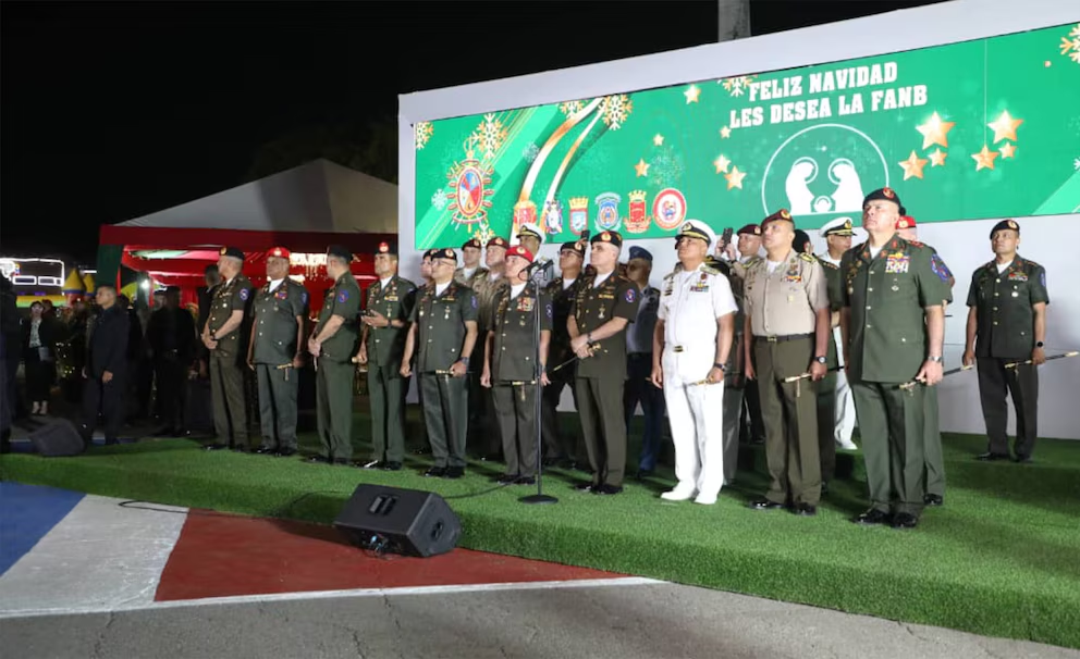 Hace unos días, el ministro de la Defensa autorizó el encendido de la cruz como actividad tradicional de la Navidad en la FANB