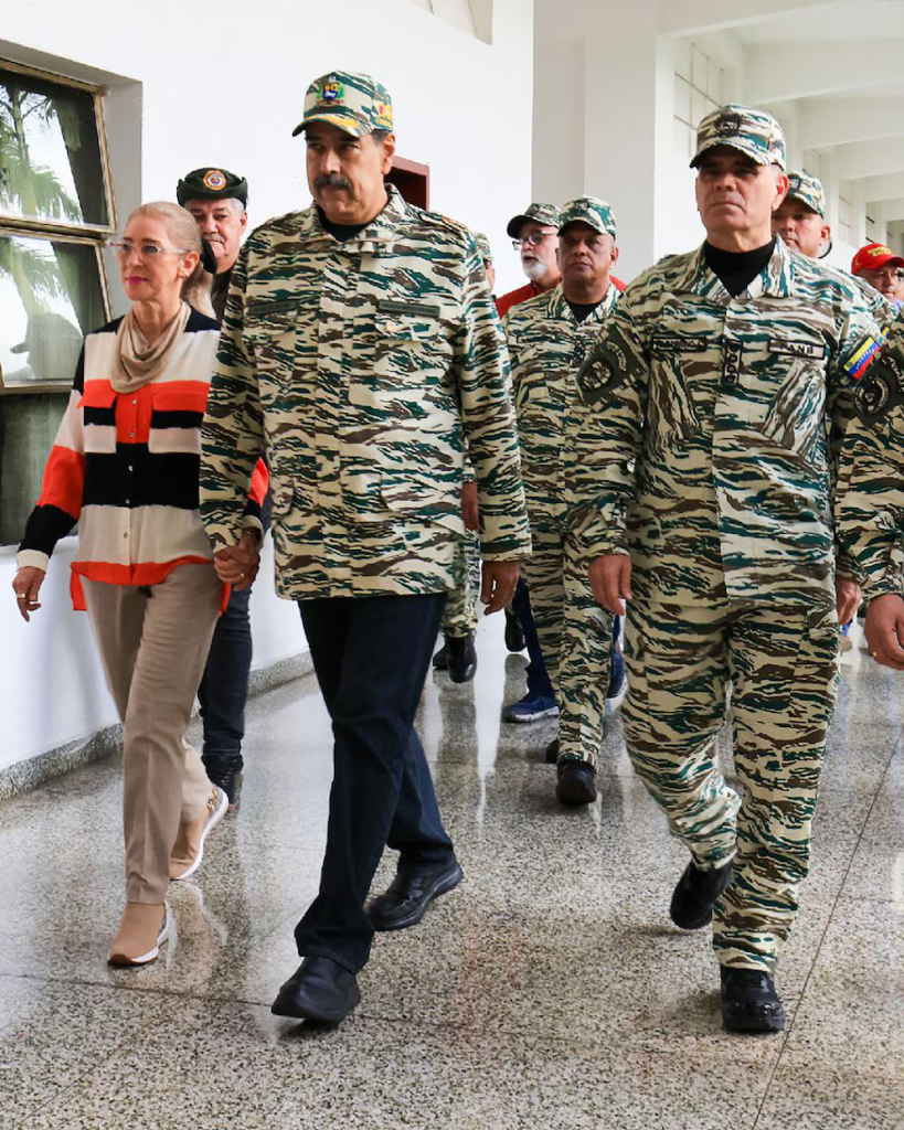 Nicolás Maduro con el ministro de la defensa, Vladimir Padrino, ambos uniformados de milicianos copia