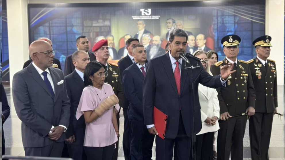 Nicolás Maduro, cuando acude con el Alto Mando Militar y los hermanos Jorge y Delcy Rodríguez, ante el Tribunal Supremo de Justicia para ejecutar el fraude electoral
