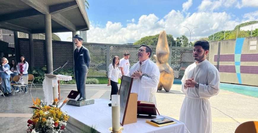 UCV celebró la canonización de José Gregorio Hernández con una misa en la plaza Cubierta
