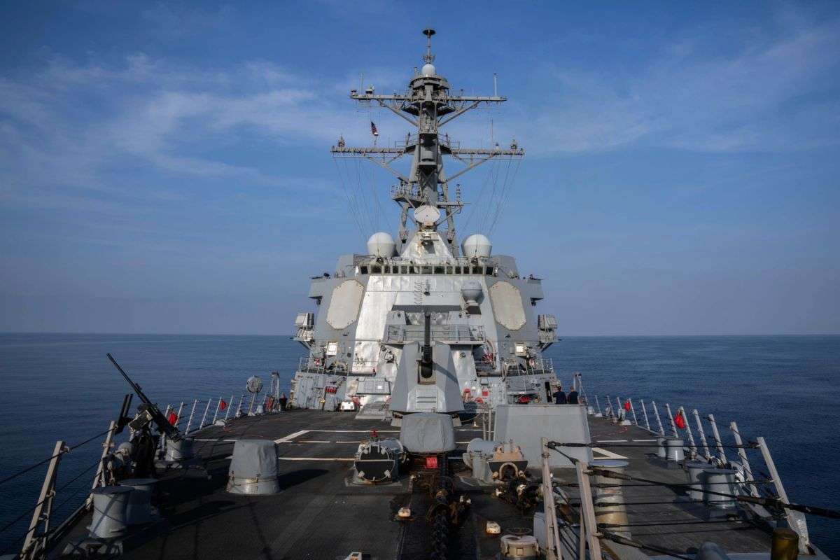 Destructor de EEUU bloquea buque ruso sancionado que iba rumbo a Venezuela