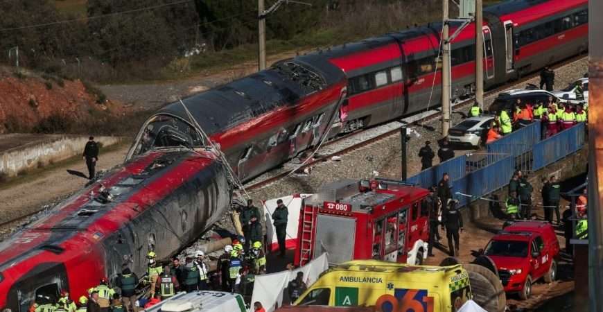 España decreta tres días de luto tras trágico choque de trenes