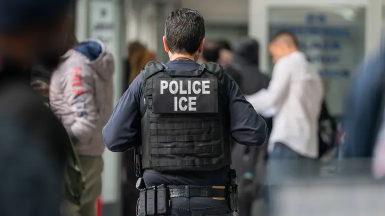 Silencio ante la crisis: ICE evade dar respuestas ante la ola de decesos y violencia en sus centros de detención