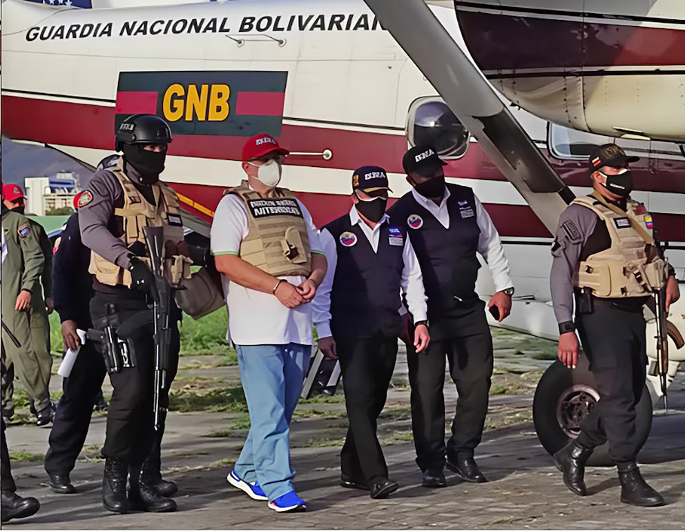 Funcionarios trasladan a Emilio Martínez, alias Chichi Smith, detenido a Caracas