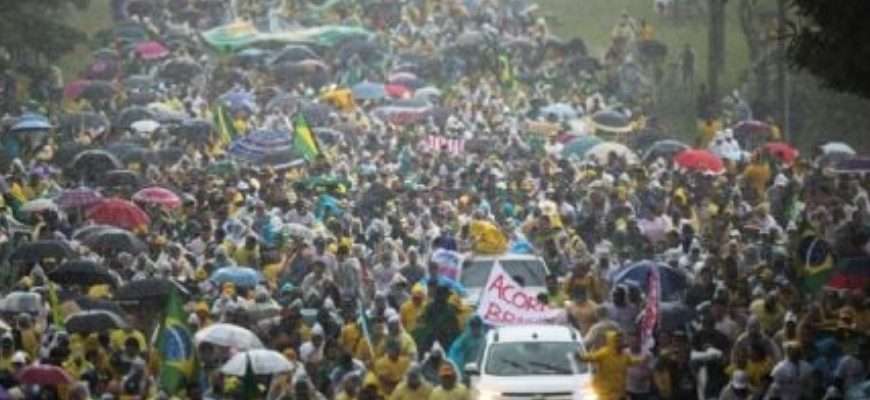 Rayo impacta concentración de simpatizantes de Bolsonaro en Brasilia, se reportan múltiples heridos