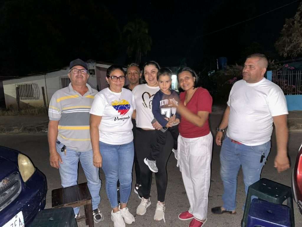Maestra María Isabel García rencontrándose con su hijo y familiares tras su liberación